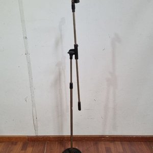Lote siguiente: Soporte de Pie para Micrófono con Base Circular y Altura Regulable