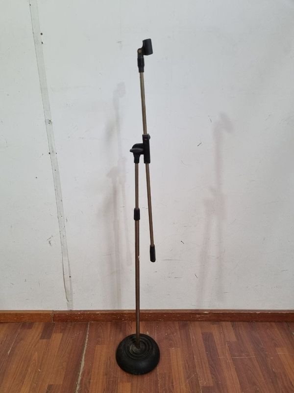 Soporte de Pie para Micrófono con Base Circular y Altura Regulable