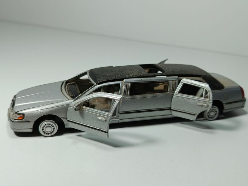 Juguete coleccionable Lincoln limusina en metal - imagen 4