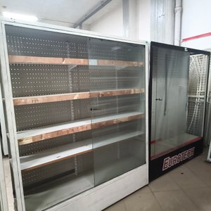 Lote anterior: Vitrina Exhibidora Ancha con Frente de Vidrio y Estantes