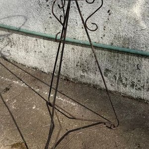 Pedestal de Hierro Forjado con Detalles Ornamentales - imagen 2