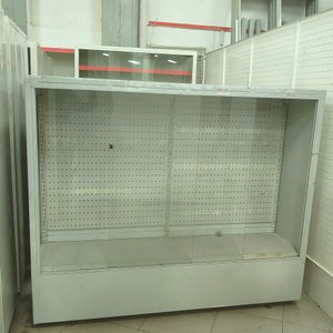 Lote anterior: Mueble Exhibidor Claro con Fondo Perforado y Base Cerrada