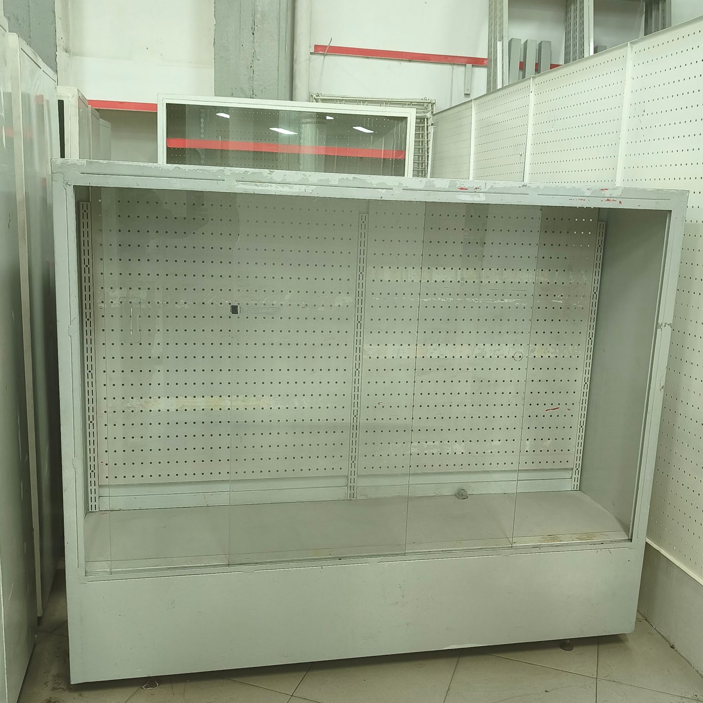 Mueble Exhibidor Claro con Fondo Perforado y Base Cerrada