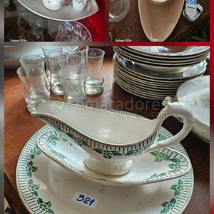 Lote siguiente: Juego de vajilla de porcelana con diseño floral verde