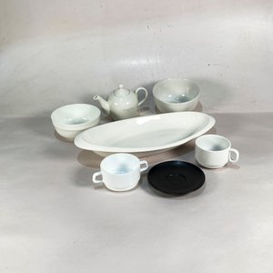 Lote siguiente: Set de Vajilla Blanca y Negra: Tetera, Fuente Oval, Potes, Tazas y Plato