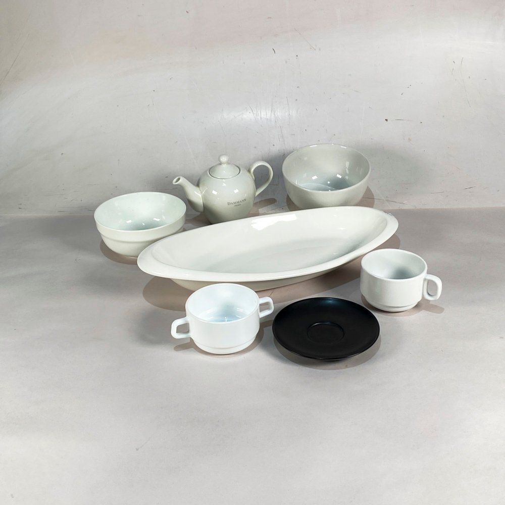Set de Vajilla Blanca y Negra: Tetera, Fuente Oval, Potes, Tazas y Plato