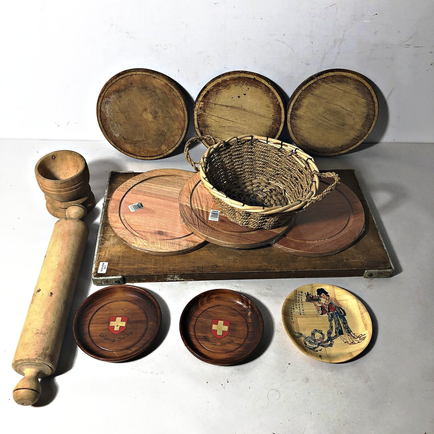 Lote de 12 Piezas: Tablas de Madera, Mortero, Canasto de Mimbre y Platos Decorativos