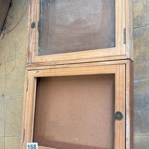 Lote siguiente: Dos Archivadores de Madera con Puertas de Vidrio