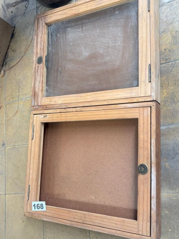 Dos Archivadores de Madera con Puertas de Vidrio