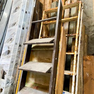 Dos Escaleras de Madera: Marrón y Amarilla con Detalles - imagen 3