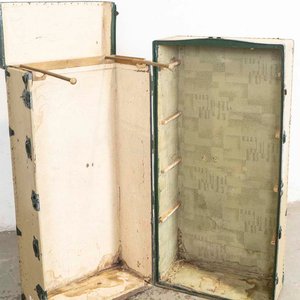 Baúl Ropero Antiguo de Viaje de Chapa y Cartón - imagen 2