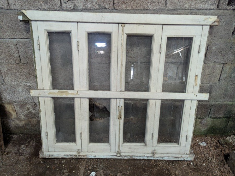 Ventana con cuatro hojas batientes en cedro, falleba y marco de pinotea. - imagen 2