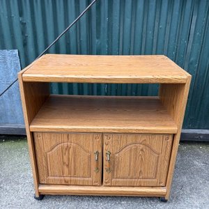 Mueble de TV de madera con puertas y estante - imagen 2