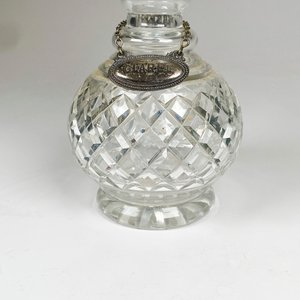 Botellon de cristal tallado hialino ,con cartela y tapón (borde adentro chips) altura 31 cm - imagen 5
