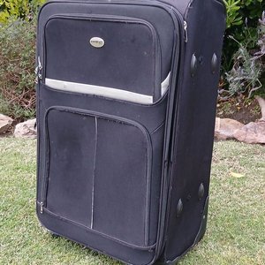 Lote siguiente: Valija de Viaje Grande Negra con Ruedas y Carro