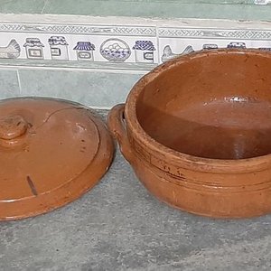 Lote Variado: Guisera de Barro, Platos para Torta, Provolonera, Tazas y Jarro Pintado - imagen 2