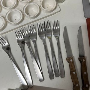 Lote de Utensilios de Cocina y Hogar: Termo, Mate, Cubiertos, Platos y Más - imagen 3