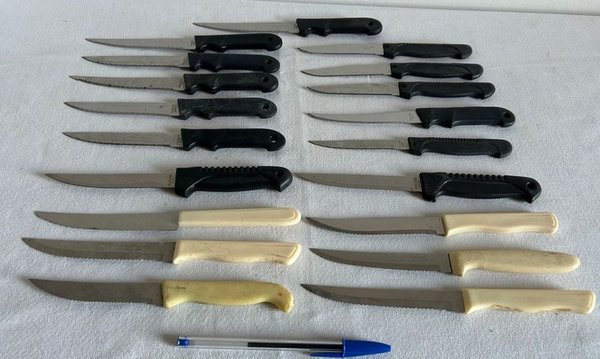 Lote de 16 Cuchillos con Mangos Negros y Marfil - imagen 1