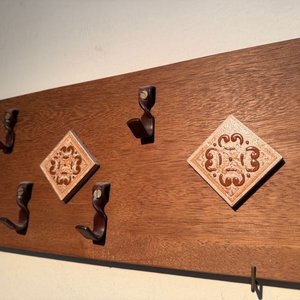 Perchero de Pared Rústico en Madera con Detalles Cerámicos y Ganchos de Hierro - imagen 5
