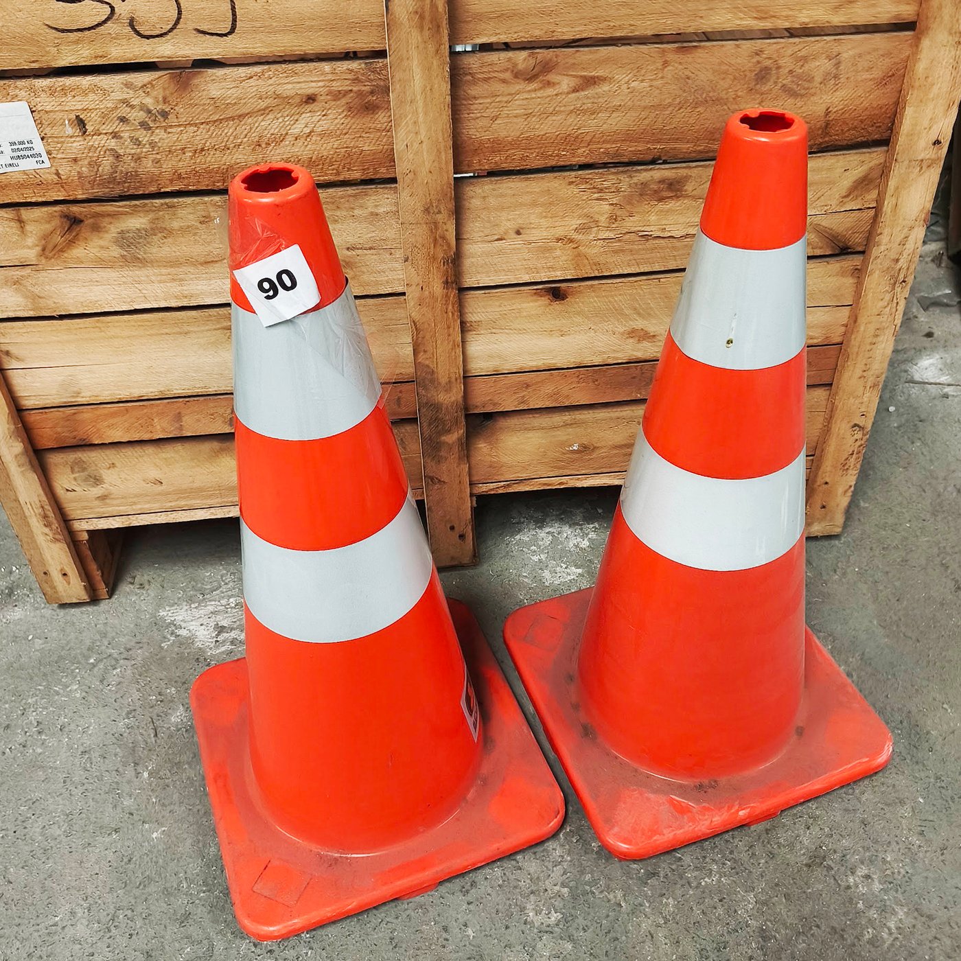 Dos Conos de Señalización Naranja Grandes con Bandas Reflectivas