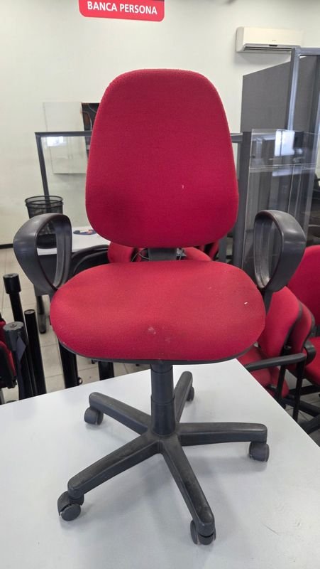 Silla de Oficina Roja con Ruedas