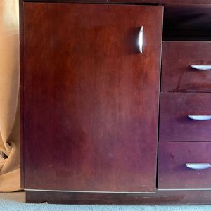 Cómoda Minibar Laqueada Frente Curvo con 3 Cajones y Espacio Frigobar - imagen 2