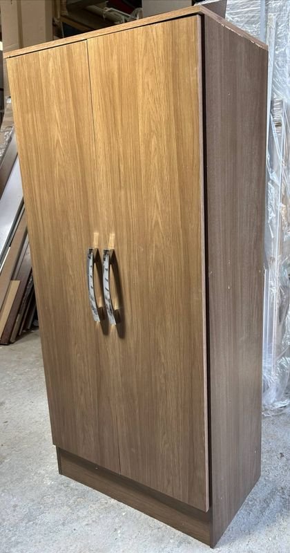 Lote anterior: Mueble de madera con puertas y estantes