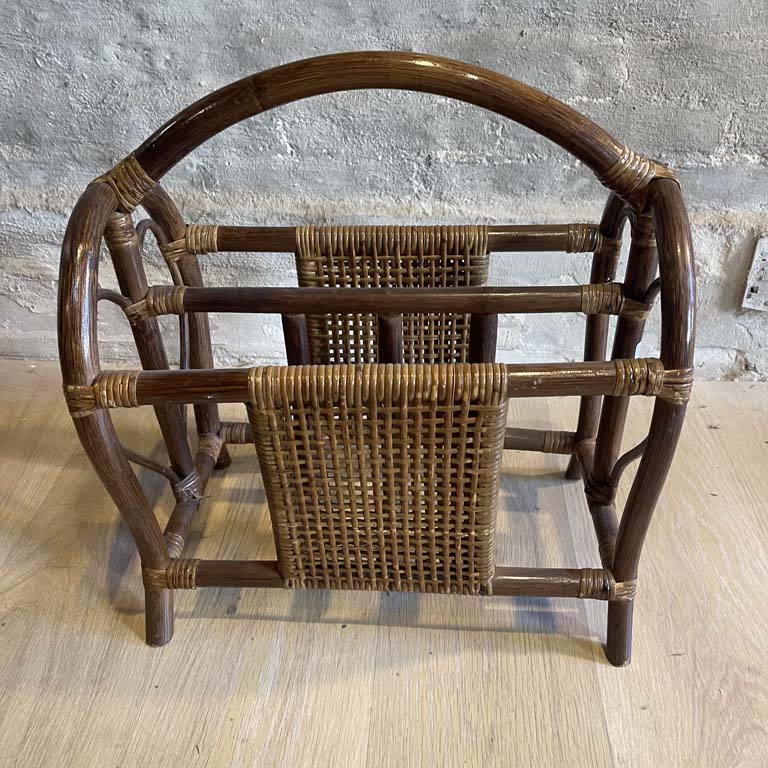 Lote siguiente: Revistero en Madera con Diseño Curvo y Almacenamiento para Revistas