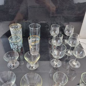 L 266 - 16 Piezas - Surtido lote de 16 piezas en vidrio, copas y vasos de diferentes tamaños y diseños decorados, ideales para renovar tu cristalería - imagen 4