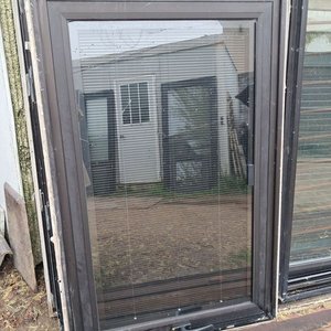Lote siguiente: Ventana DVH Aluminio Negro Abatible con Veneciana Interior