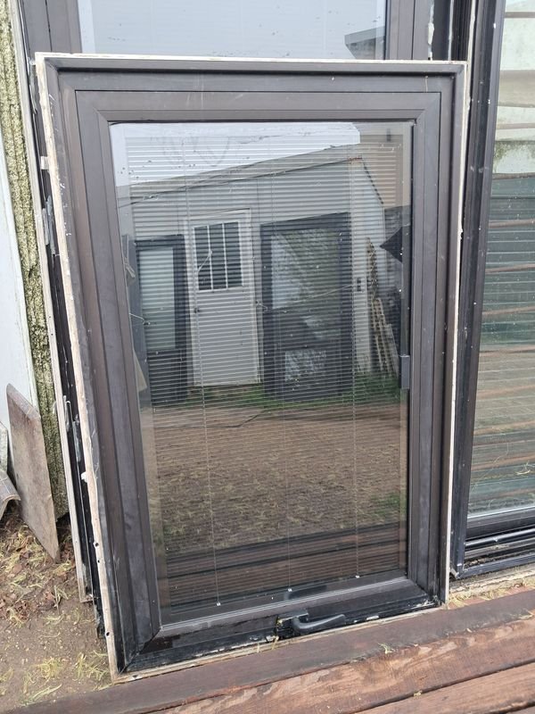 Ventana DVH Aluminio Negro Abatible con Veneciana Interior