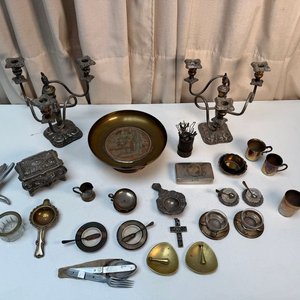 Lote siguiente: Lote Variado: Candelabros de Bronce, Joyeros Plateados y Utensilios