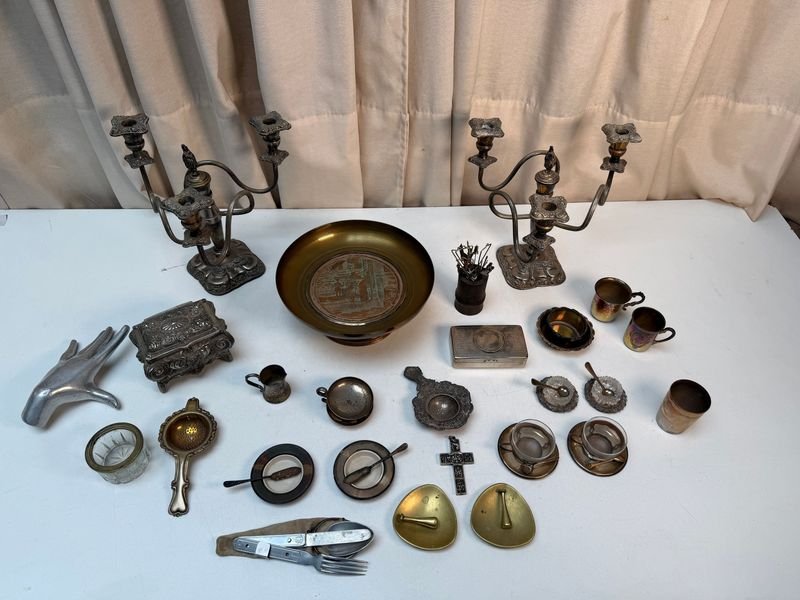 Lote Variado: Candelabros de Bronce, Joyeros Plateados y Utensilios