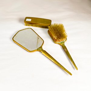 Lote siguiente: Set de Tocador Vintage: Espejo, Peine y Cepillo con Detalles Florales