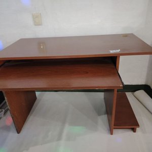 Escritorio de Madera Oscura con Bandeja para Teclado - imagen 9