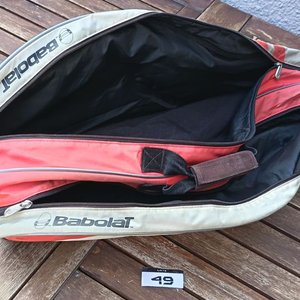 Dos bolsos o fundas para raquetas de tenis marca Babolat, de diferentes modelos y colores, con cierres; usados, con desgaste y señales de uso visibles. - imagen 11
