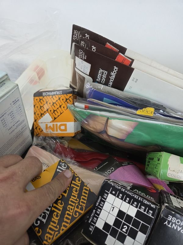 Caja repleta de medias nuevas para dama - imagen 7