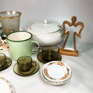 Lote de Vajilla y Artículos de Cocina: Fuente de Porcelana, Hielera, Tazas y Más - imagen 3