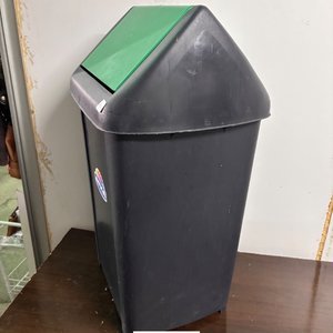 Basurero Grande Negro con Tapa Verde Marca ATMA - imagen 5