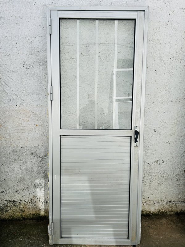 Lote #003 – Puerta de aluminio con marco – 80x200cm