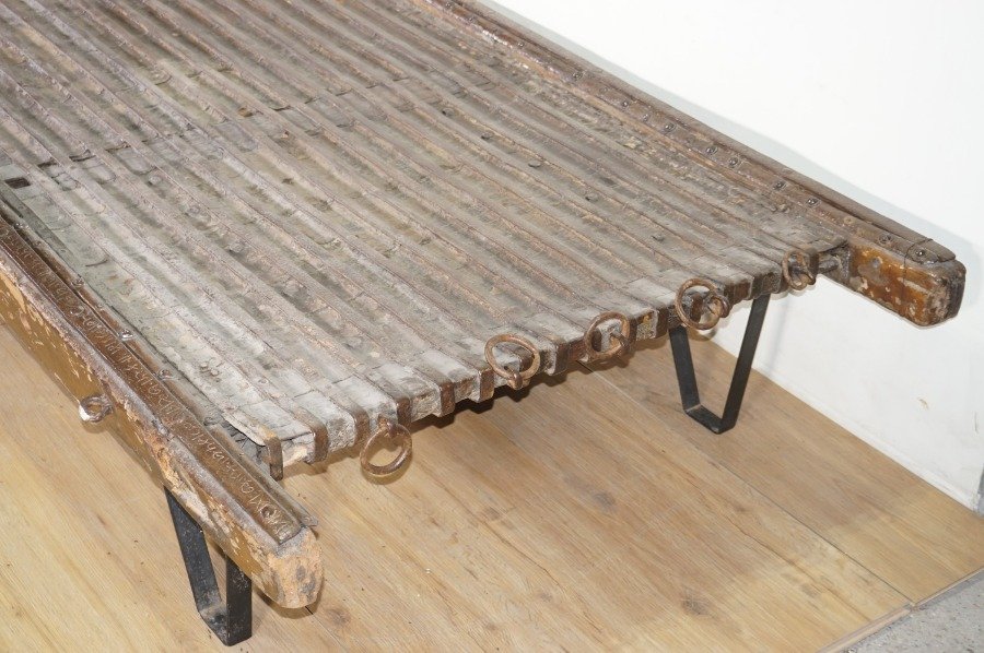 Mesa de madera con estructura metálica y vidrio - imagen 13