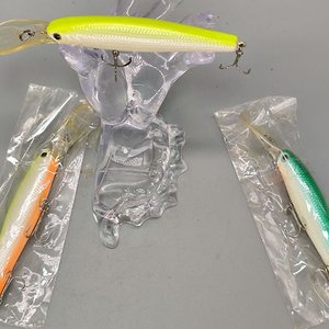 Lote de 3 Señuelos de Pesca Tipo Minnow con Babero y Anzuelos - imagen 3