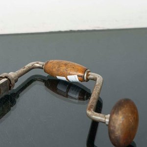 Taladro de Mano Antiguo con Manivela de Madera - imagen 2