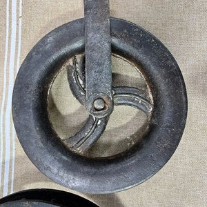 Roldana Antigua de Hierro Fundido con Rueda de Tres Brazos - imagen 1