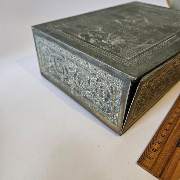 Antigua caja de metal con escena en relieve - imagen 4