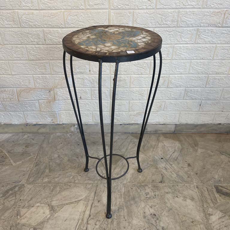 Lote siguiente: Pedestal de metal y piedra de colores - Medidas: 30x69cm