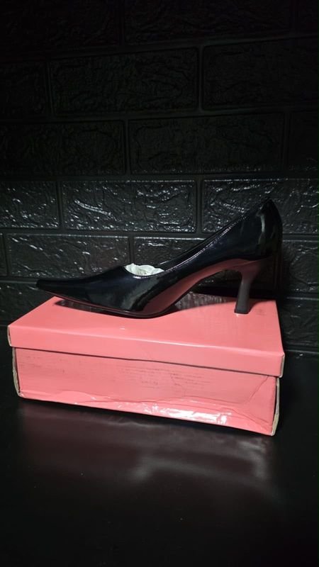 Caja por 24 Pares de Zapatos Taco Alto Punta Fina Mujer