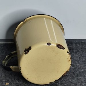 Taza Esmaltada Beige con Borde Negro y Asa - imagen 2