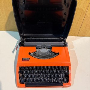 Máquina de Escribir Portátil Brother 210 Naranja con Tapa - imagen 5