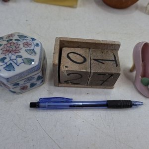 Lote de Adornos: Figuras, Abanicos, Bombonera y Calendario - imagen 11